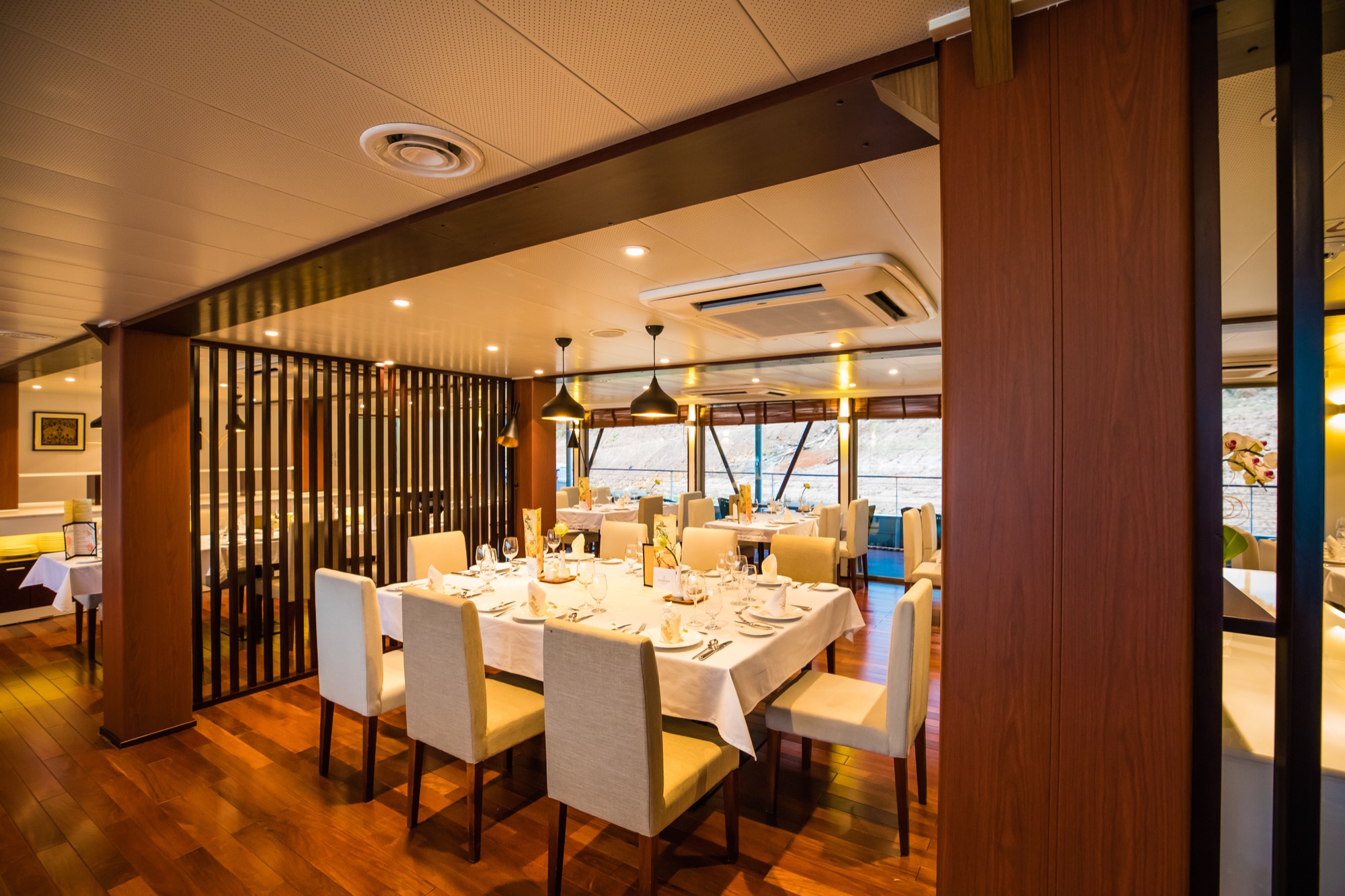 CroisiEurope RV Indochine II Restaurant 6.jpg